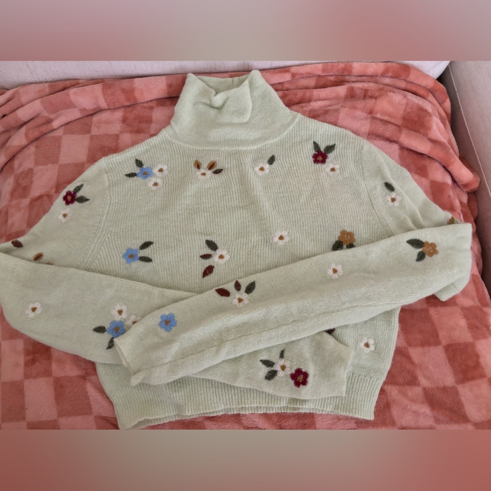 Zara cropped sweater size small green with flowers